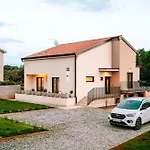 Beautiful Casa Vitale With Pool In Tinjan Villa Jakici