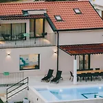 Villa Beautiful Casa Vitale With Pool In Tinjan