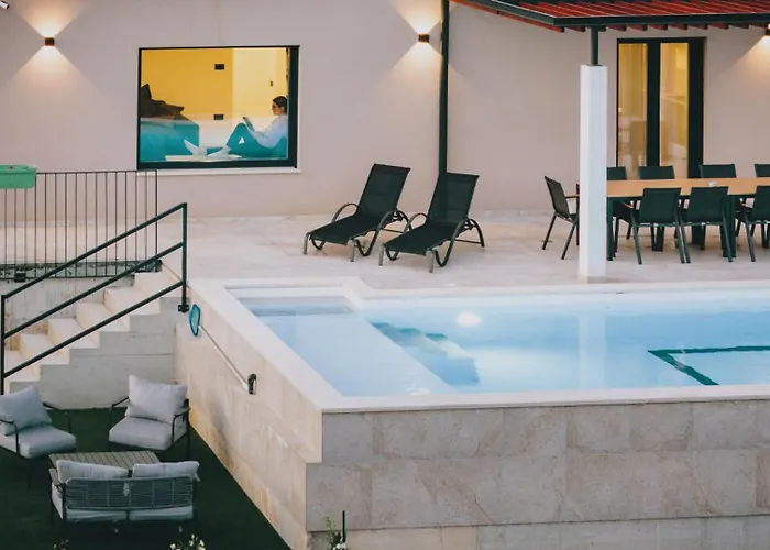 Beautiful Casa Vitale With Pool In Tinjan Villa
