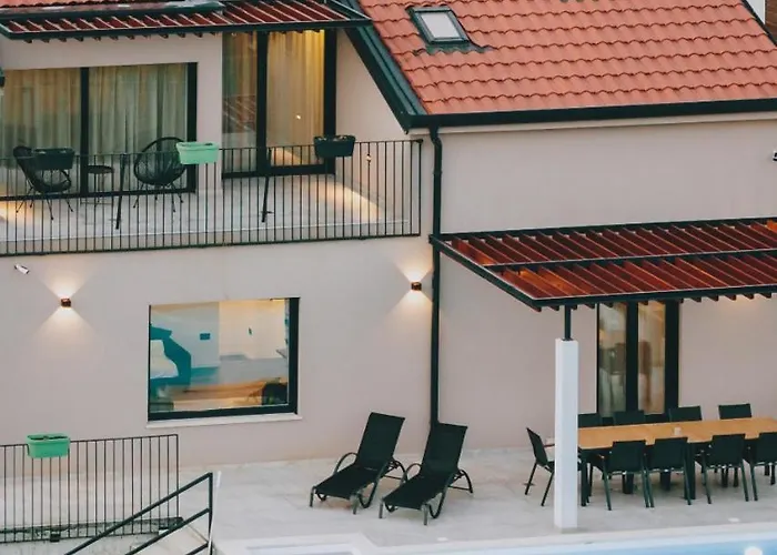 Villa Beautiful Casa Vitale With Pool In Tinjan