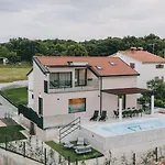 Beautiful Casa Vitale With Pool In Tinjan Villa